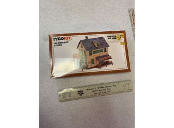 HO Scale Tyco 7778 Hardware Store For Train Set
