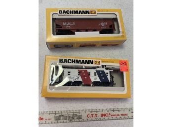 2 Bachmann HO Cars 0992 Caboose Off-Center Cupola Spirit Of '76 & 1025 MKT Hopper
