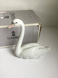 Lladro #5230 Graceful Swan Glazed Finish Porcelain Figurine